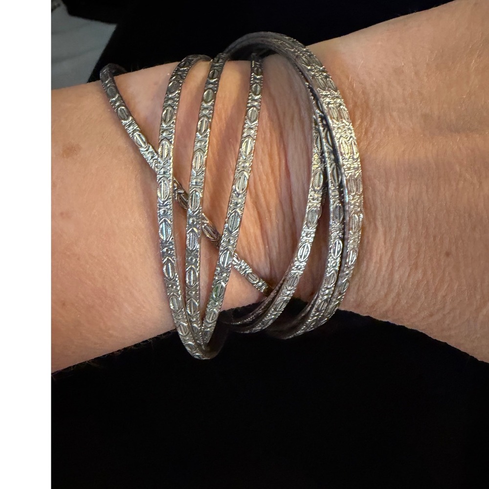 Set of 7 Silver Tone Embossed Interlocking Stacking Bangle Rolling Bracelets 8in